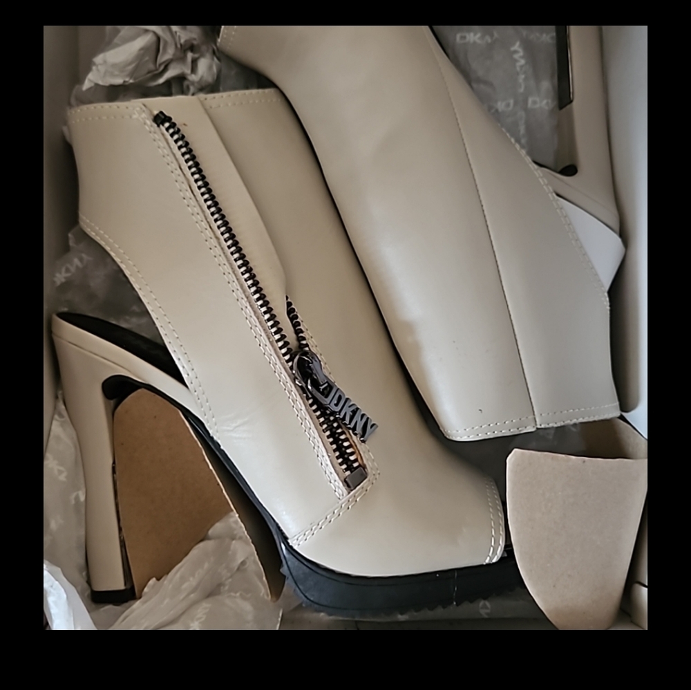 Brand new Pair of shoes DKNY size 9